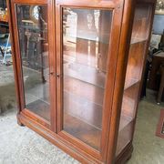 Vitrine de style classique en bois