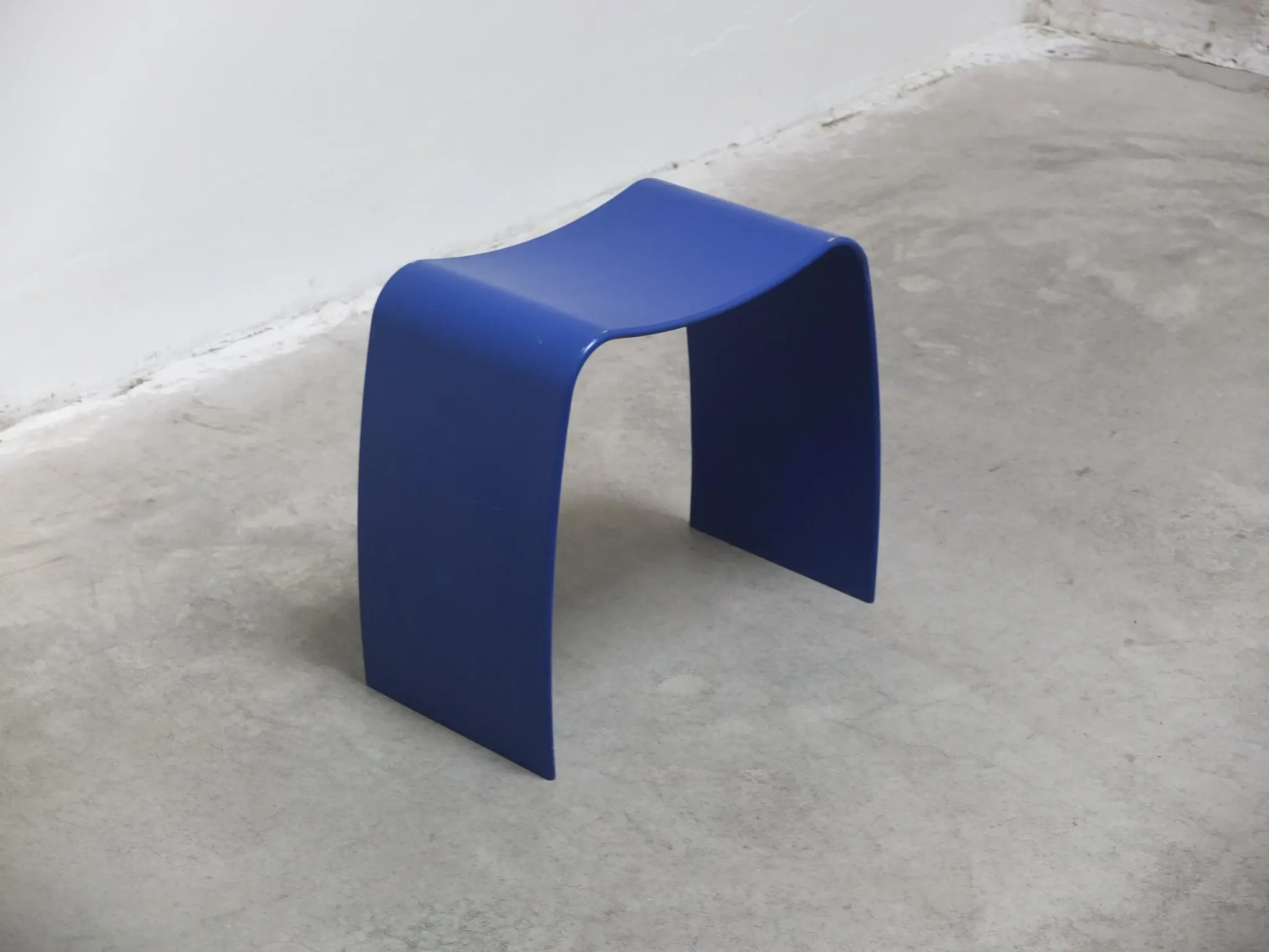 Tabouret bleu 'M' par Jørgen Møller pour Askman, années 1990.
