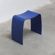 Tabouret bleu 'M' par Jørgen Møller pour Askman, années 1990.
