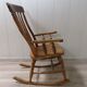 Rocking-chair en bois du milieu du siècle