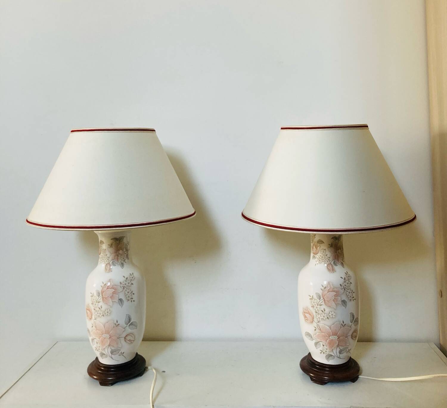 Asian lamps in earthenware from the 1970s/80s with handmade floral decoration.