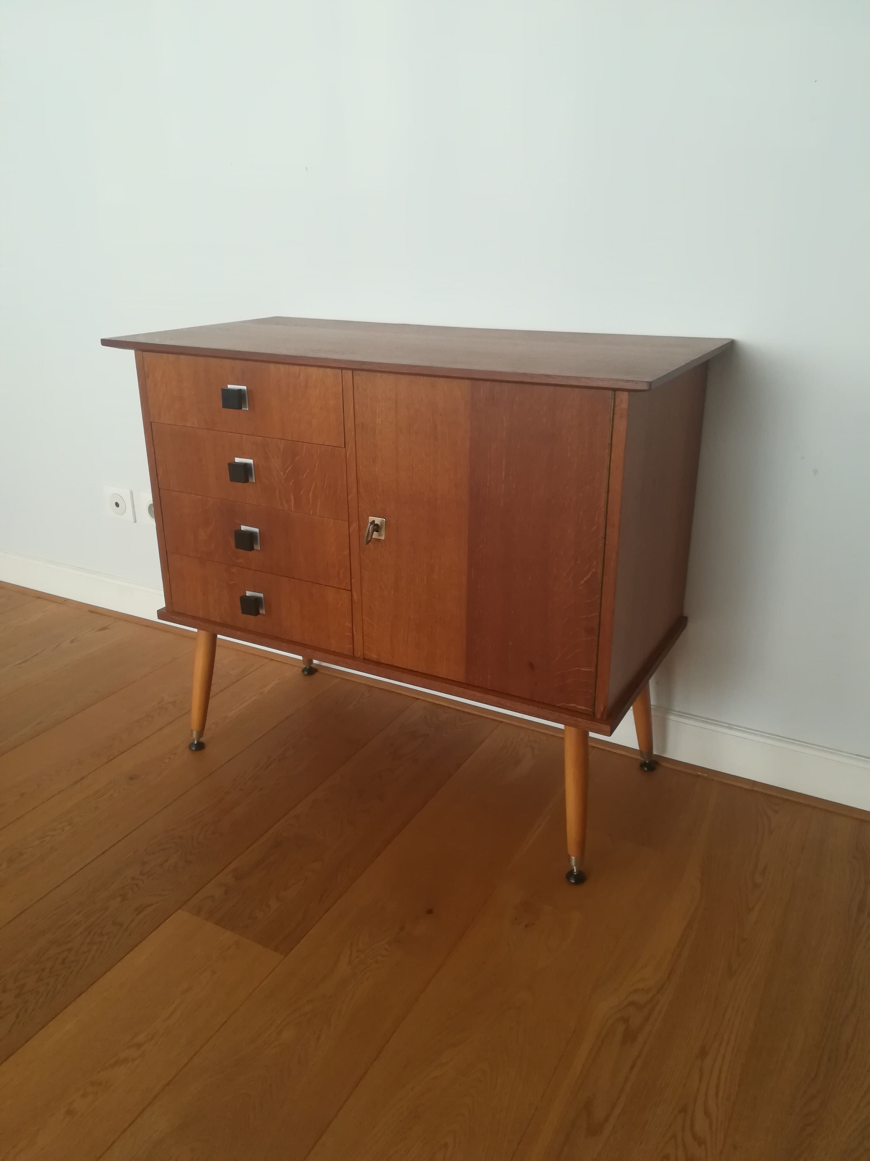 Sideboard / chest of drawers