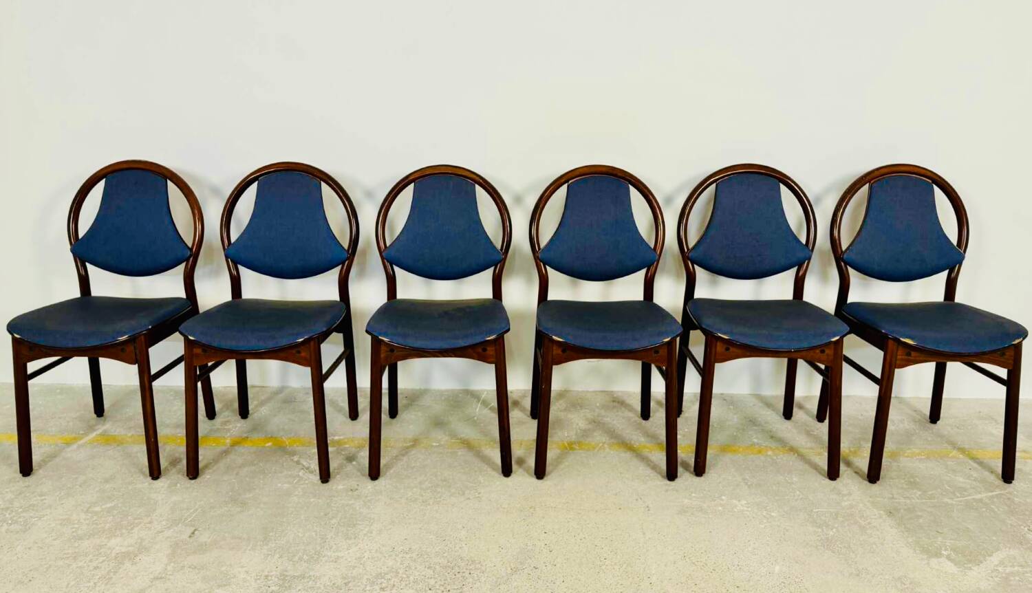 24 chaises Baumann vintage en bois et  skaï bleu