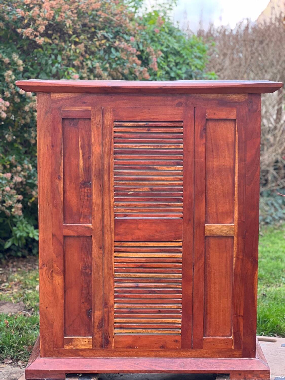 Exotic wood bar with 2 high stools.