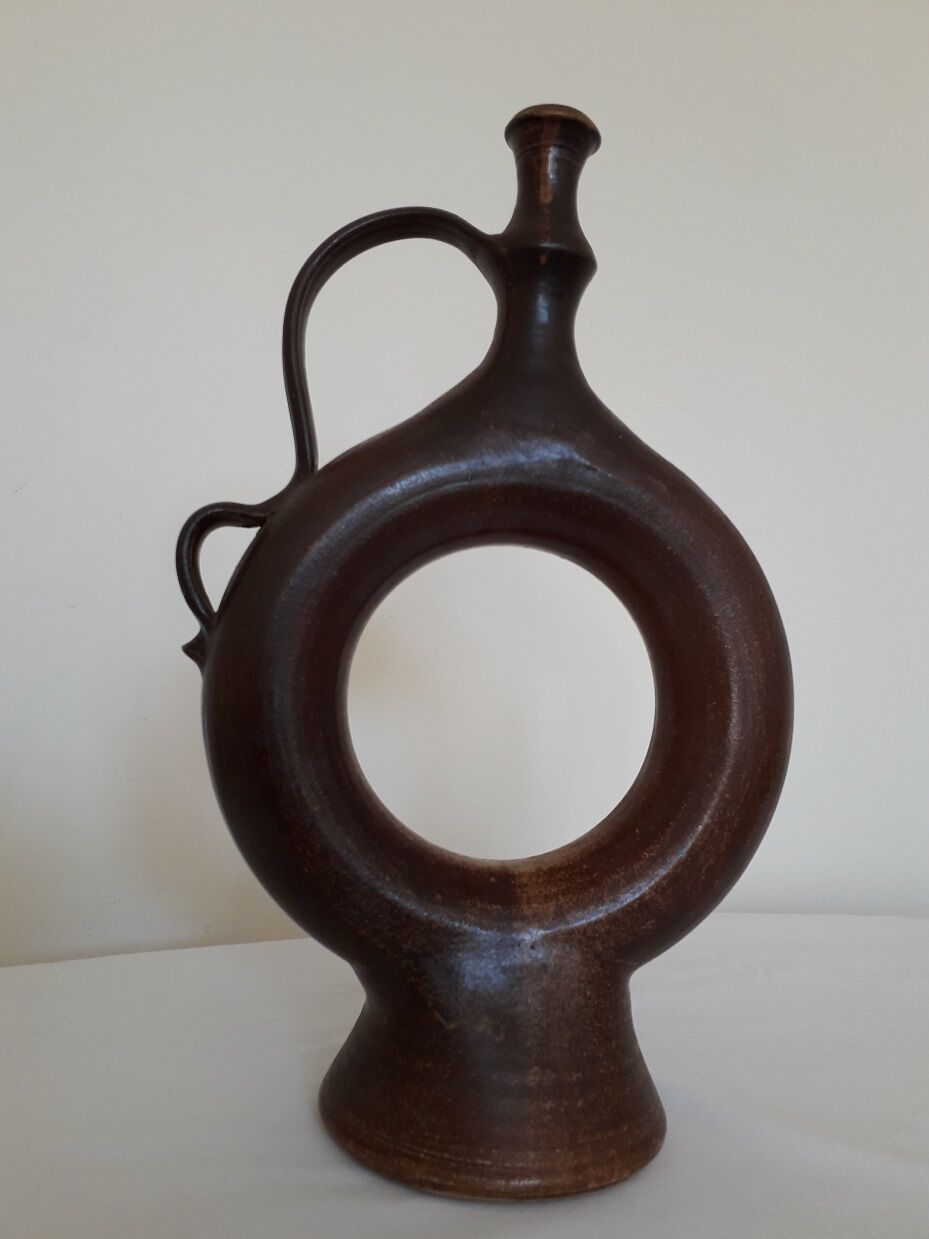 Doilies in sandstone Daniel Auger design vase
