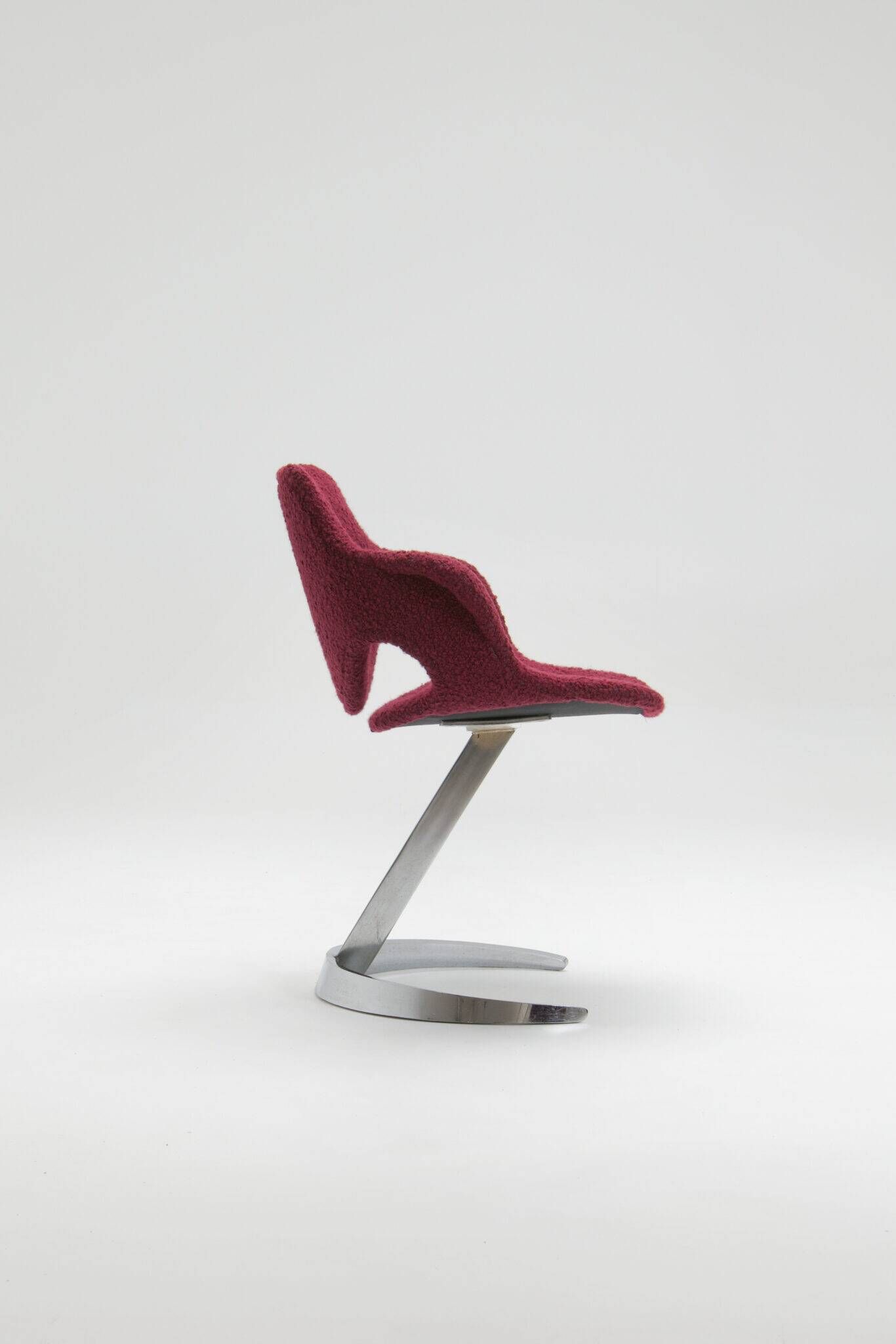 Sculptural "Scimitar" dining set in burgundy bouclé - Boris Tabacoff