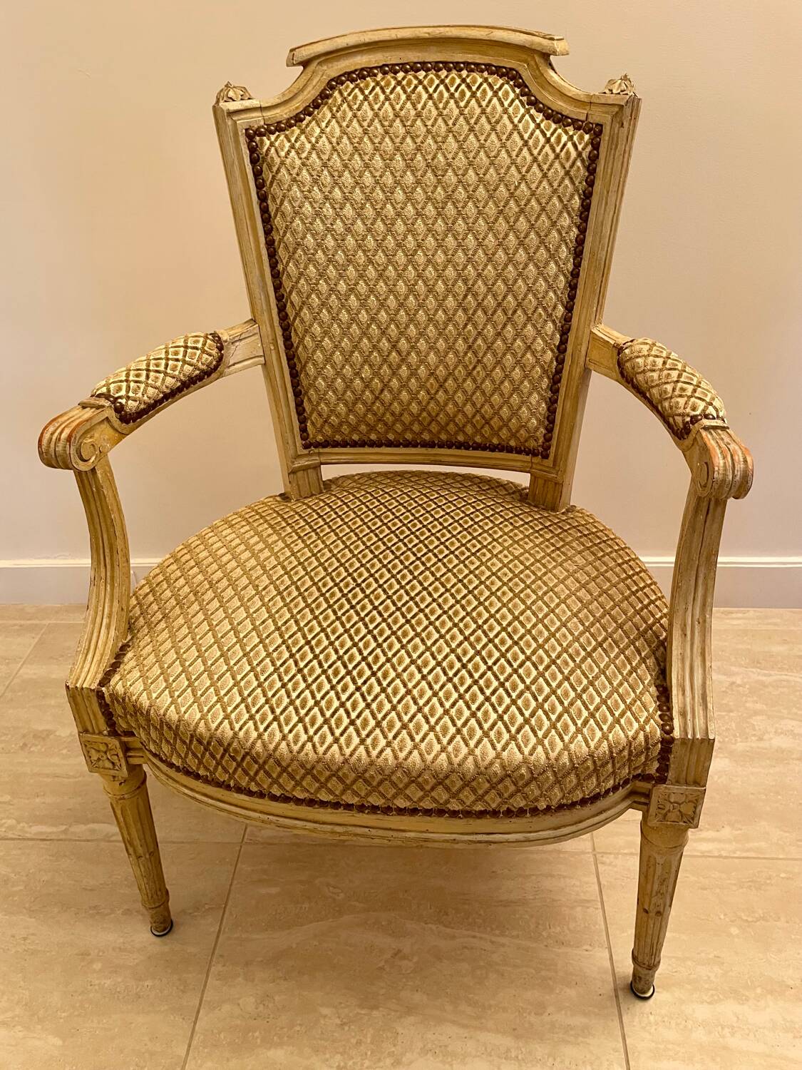 Elegant Louis XVI set – 4 cabriolet armchairs + 1 bergère