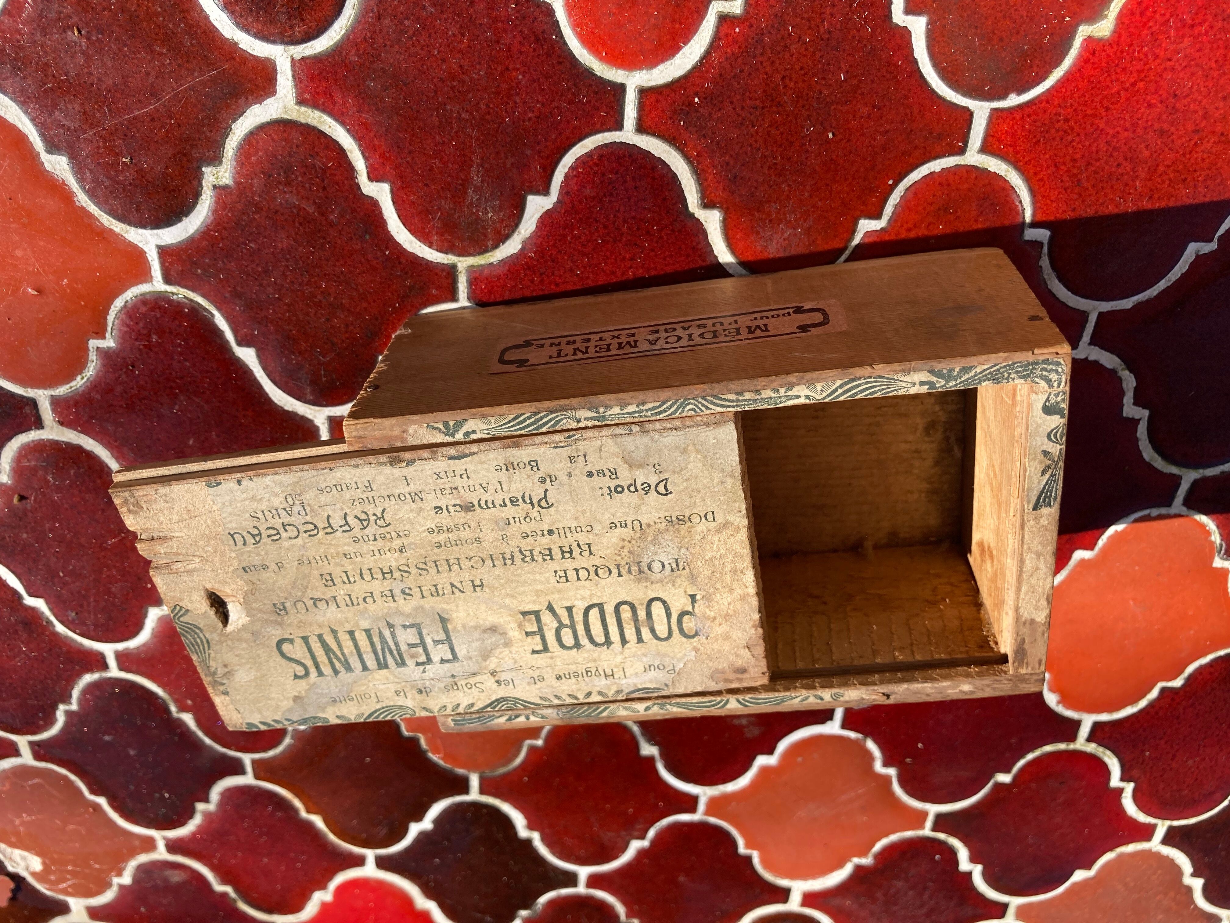 Wooden box Feminis Powder