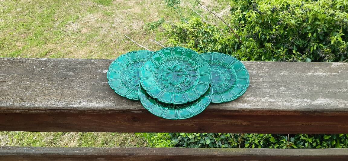 4 assiettes Sarreguemines en barbotine, début XXème