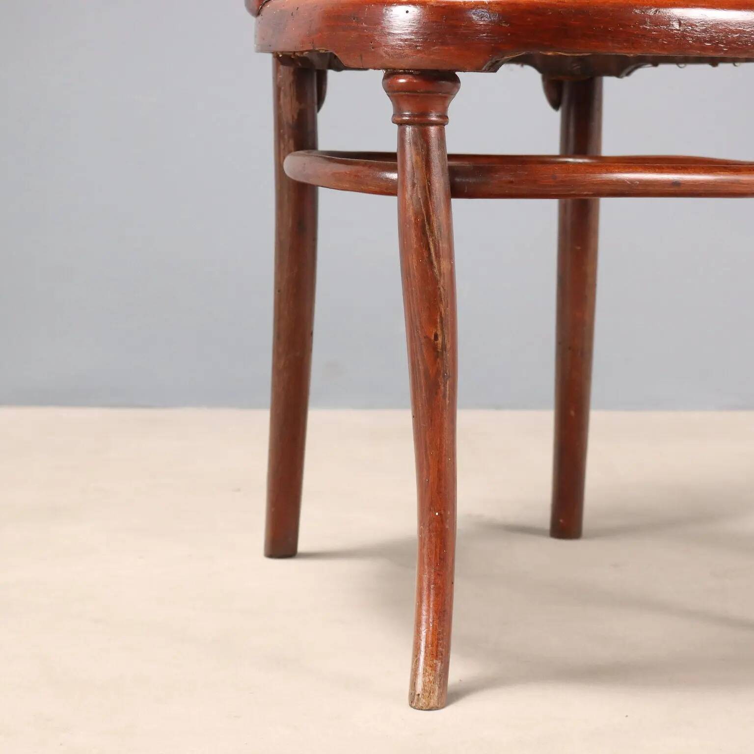 Lot de quatre chaises Thonet anciennes en hêtre cintré teinté acajou, Vienne, XXe siècle