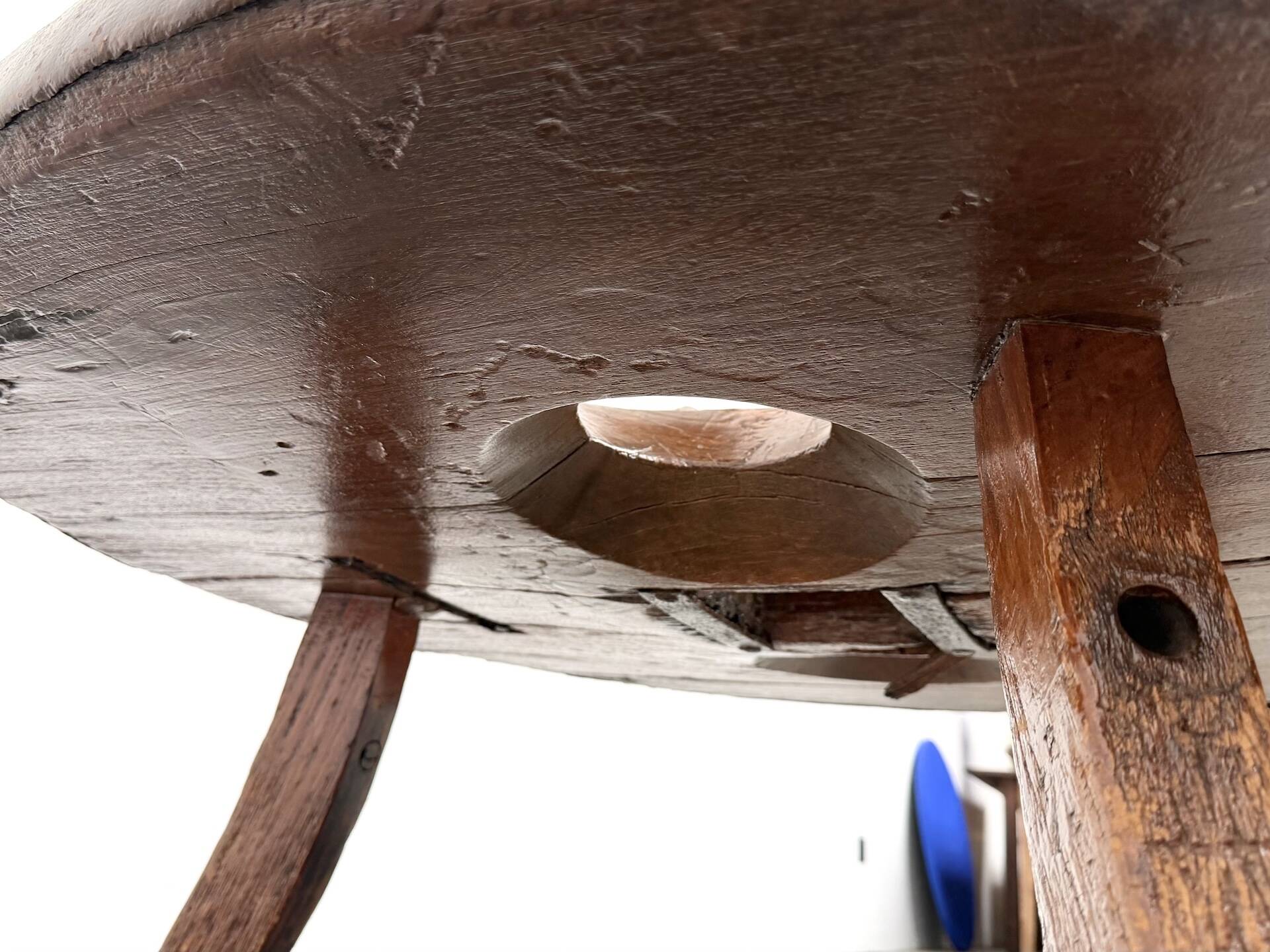 Brutalist Circular Coffee Table in Solid Wood – Brazilian Folk Art