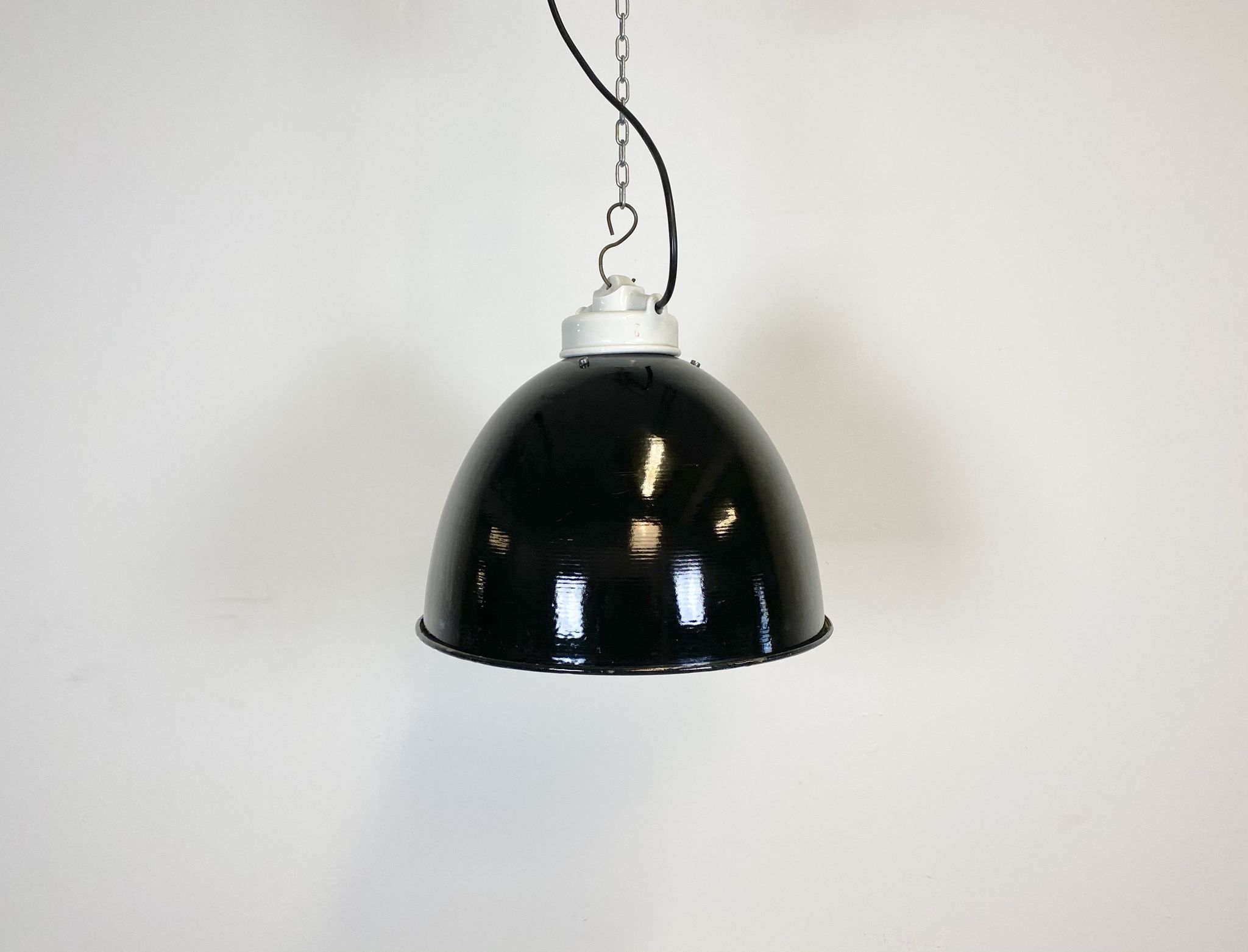 Suspension industrielle en émail noir avec dessus en porcelaine, années 50