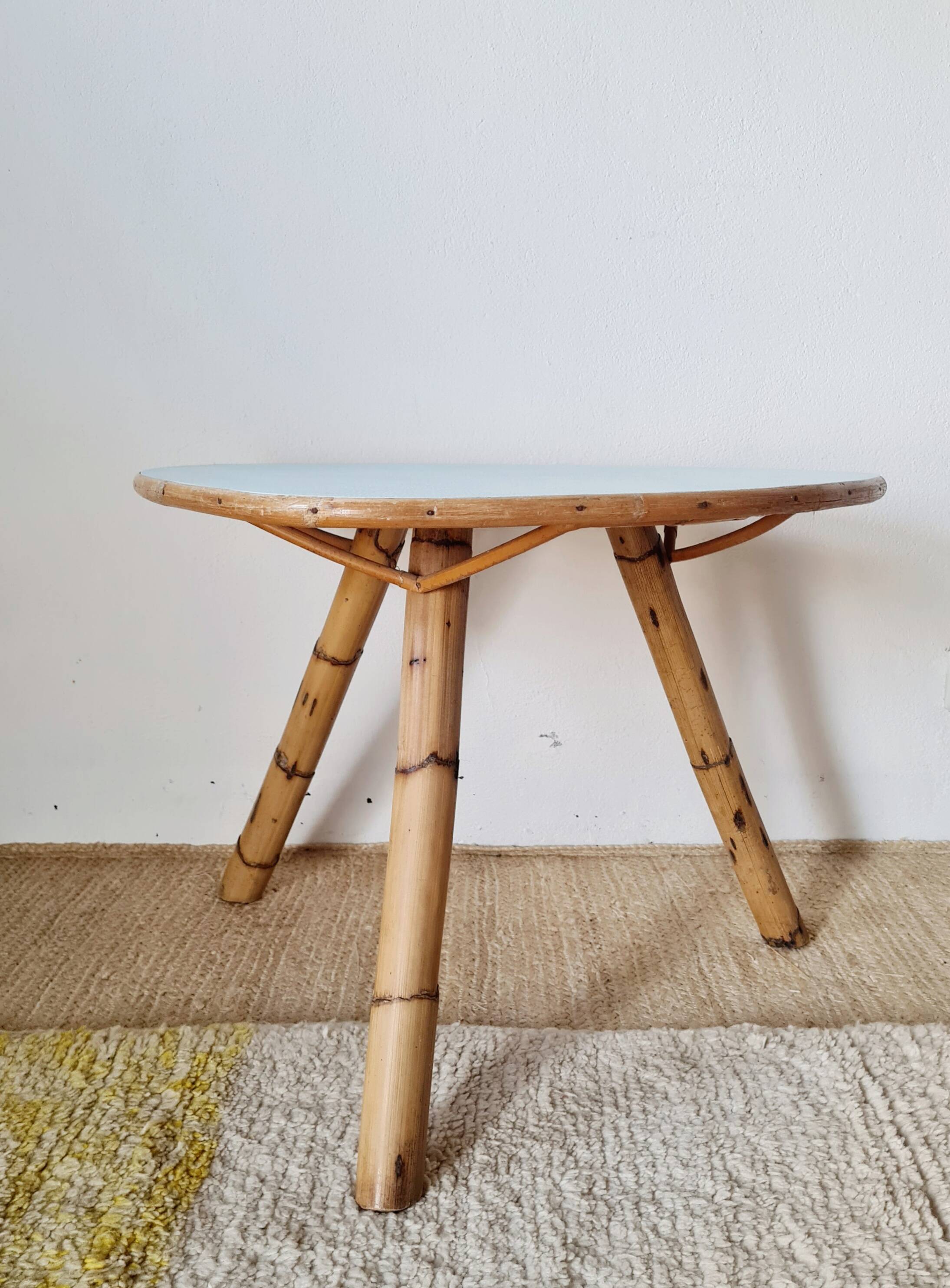Table basse tripode – Rotin & Bambou – Plateau ovoïde bleu ciel