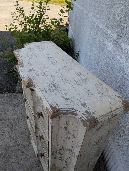 Patinated chest of drawers
