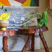 Table bout de canapé brutaliste en bois massif