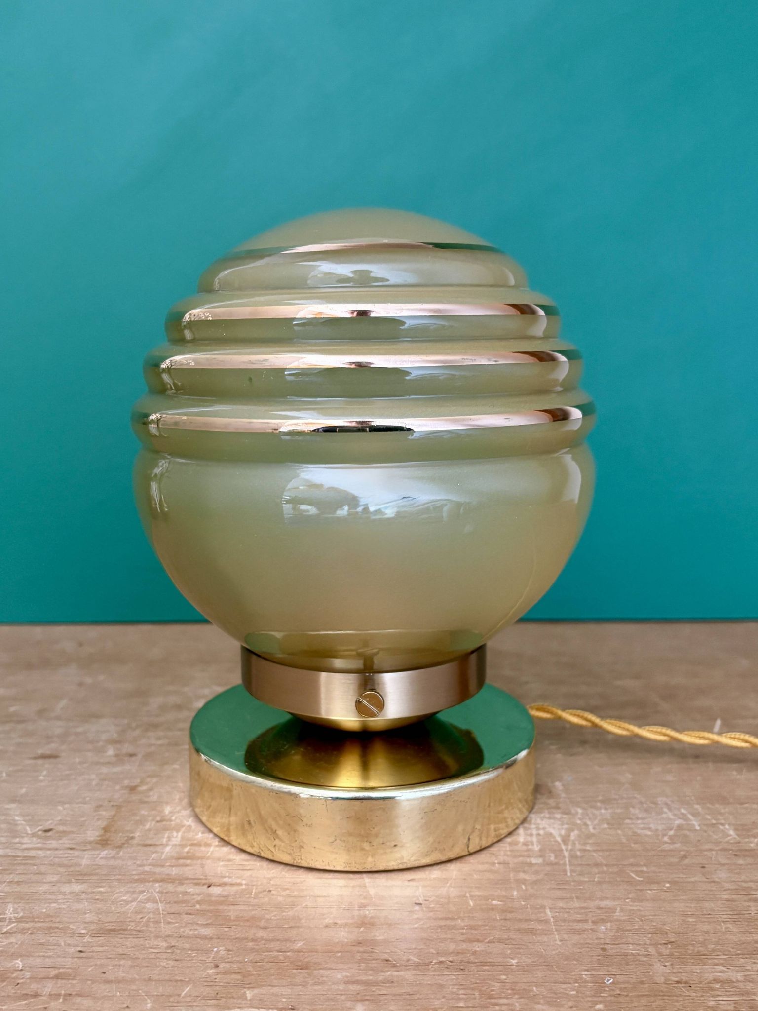 Lampe à poser globe vintage en verre jaune et or