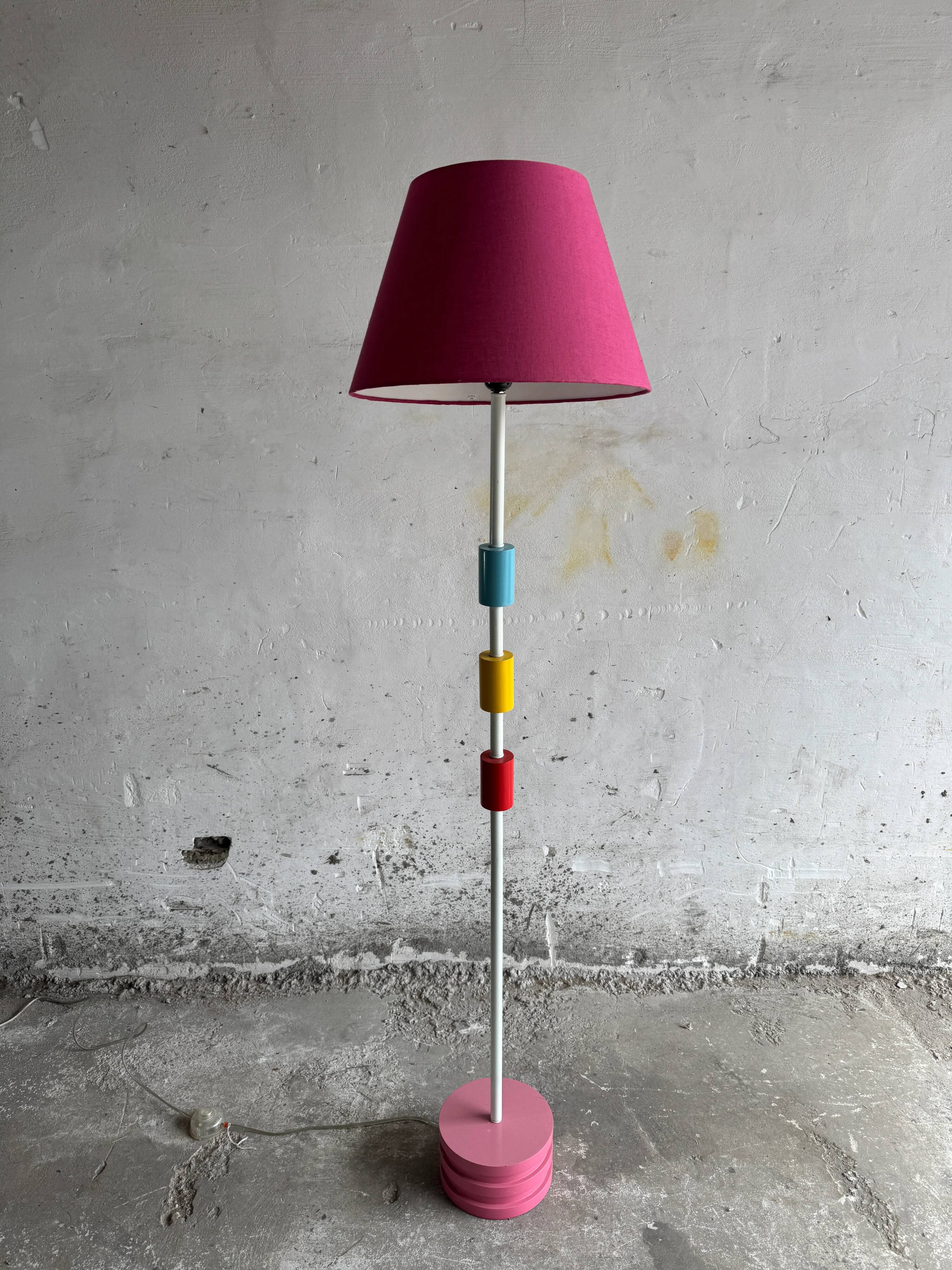 Lampadaire vintage IKEA en métal blanc avec abat-jour en tissu rose et accents colorés