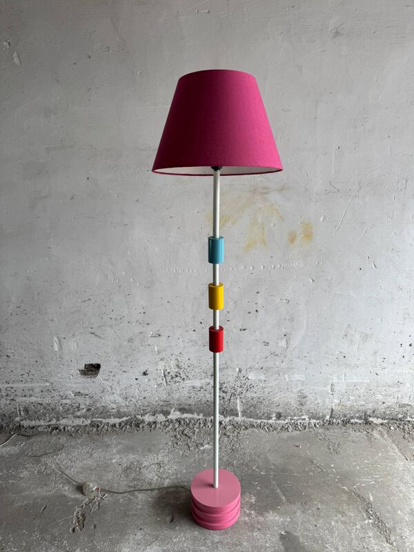 Lampadaire vintage IKEA en métal blanc avec abat-jour en tissu rose et accents colorés