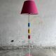 Lampadaire vintage IKEA en métal blanc avec abat-jour en tissu rose et accents colorés