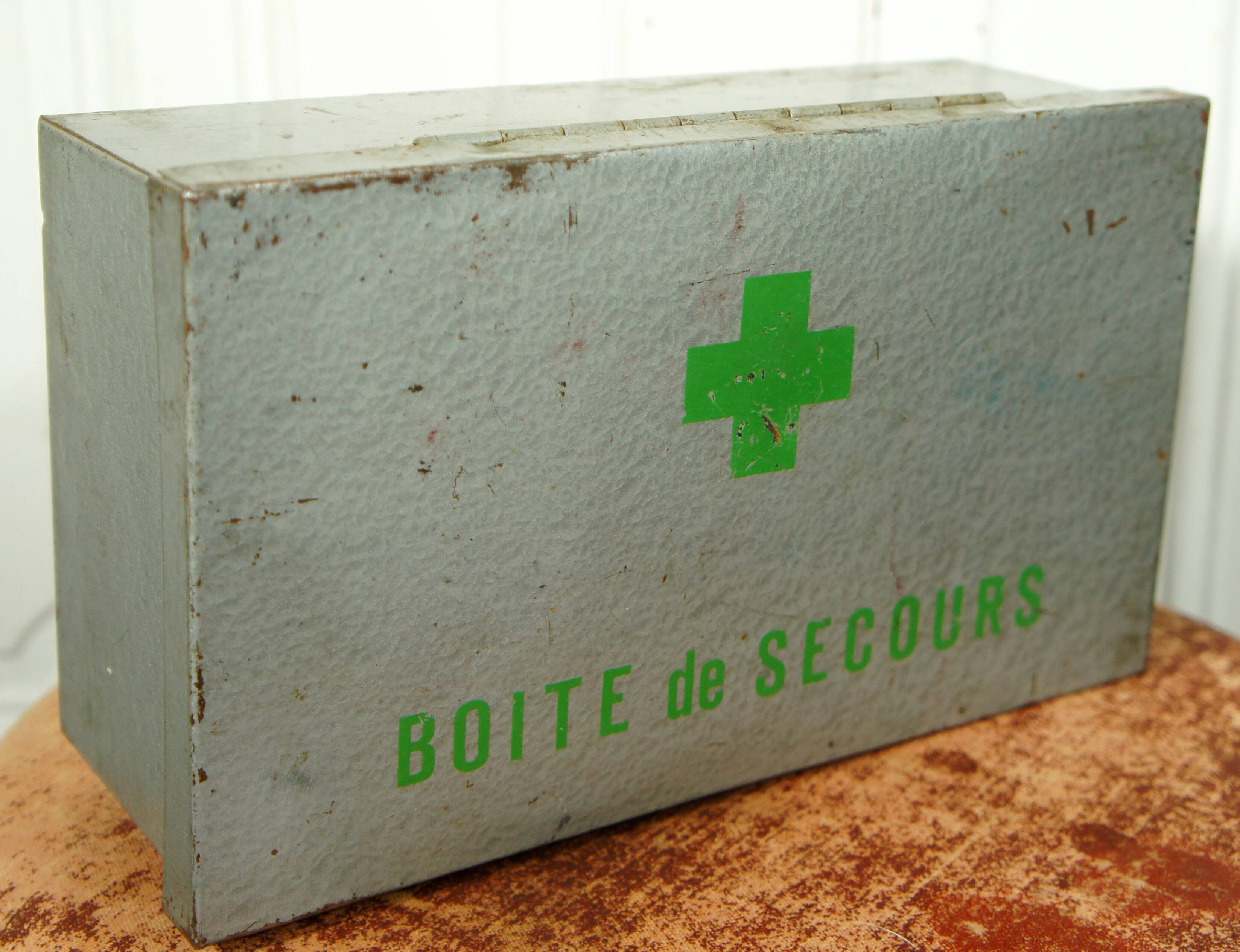 Boîte de secours valisette vintage en métal à décor croix verte