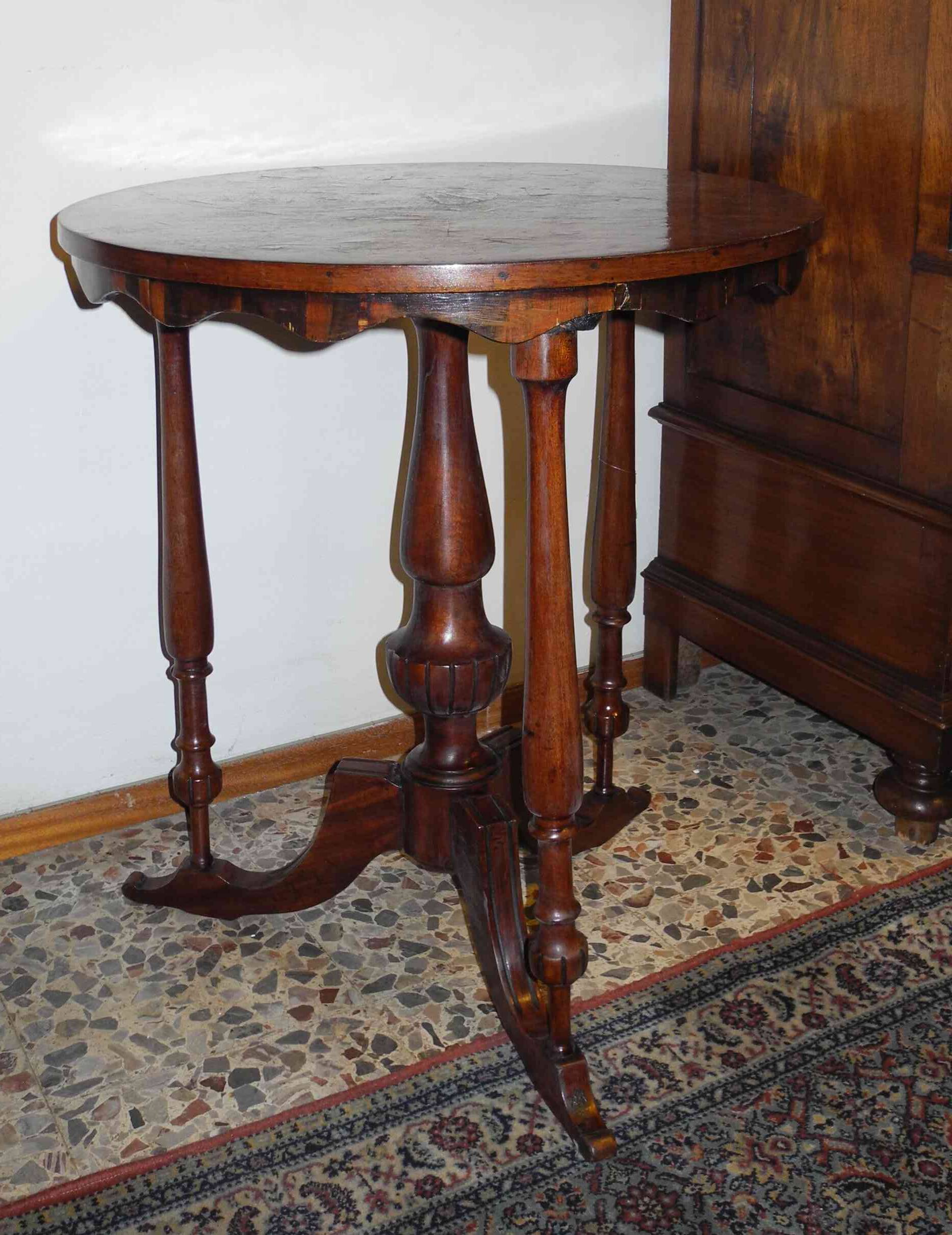 Antique English round table. Petite table ronde anglaise