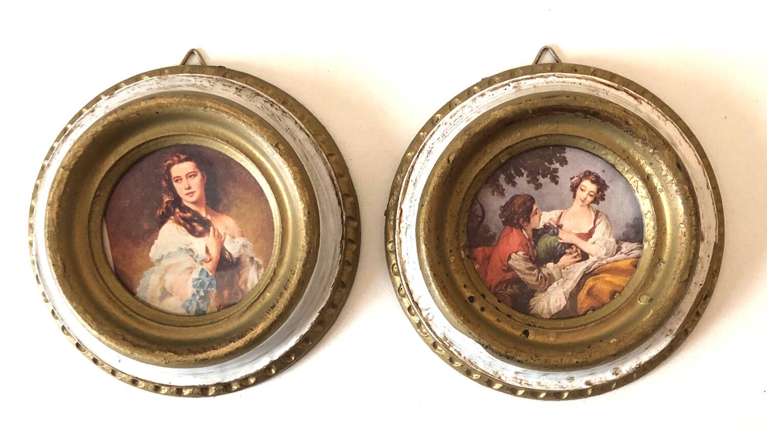 Pair of round Italian frames