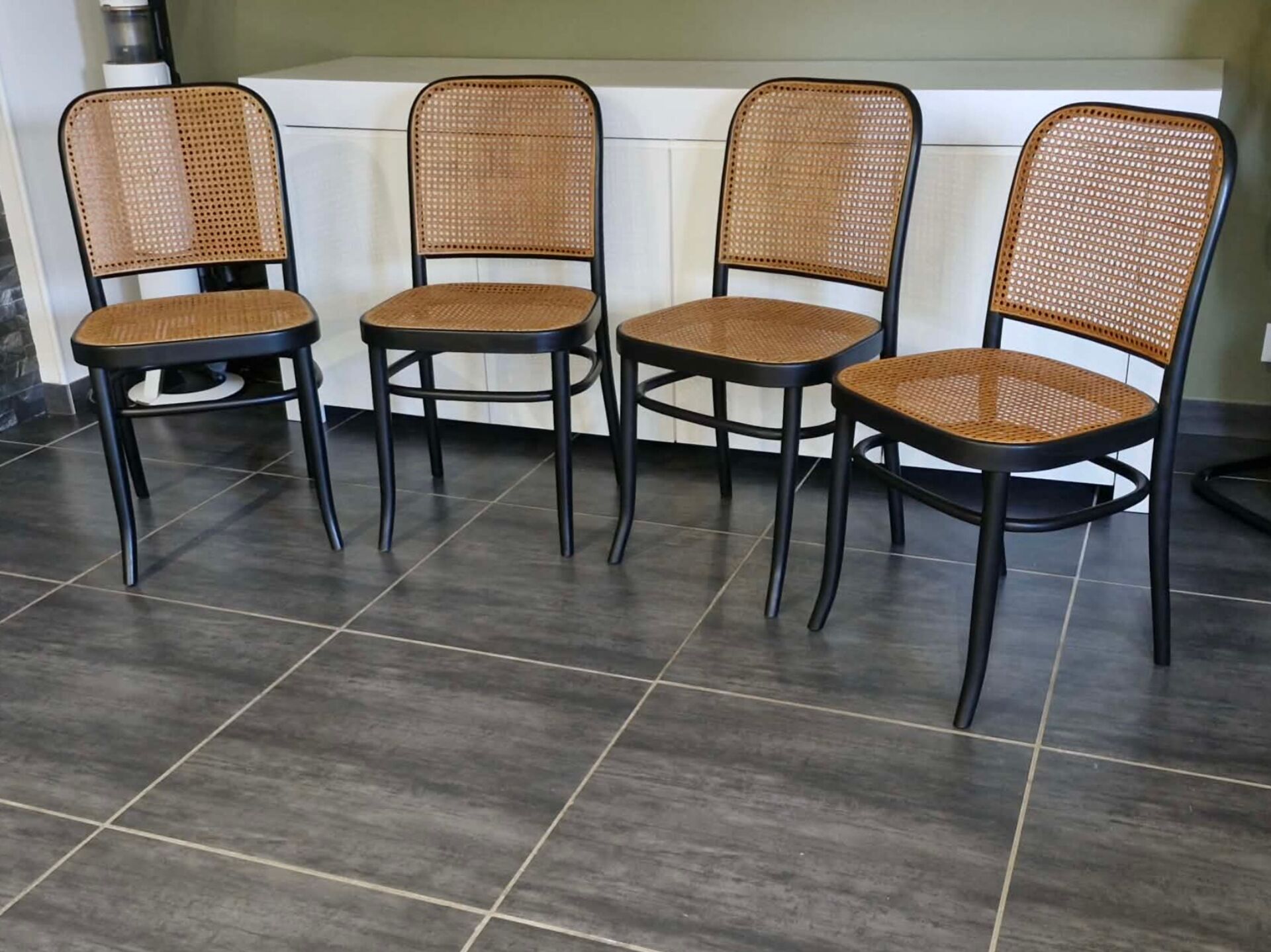 Lot de 4 chaises n°811 d’après Hoffmann, années 1990