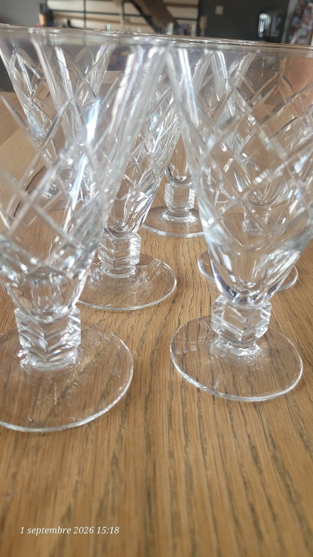 6 verres à pied en verre gravé