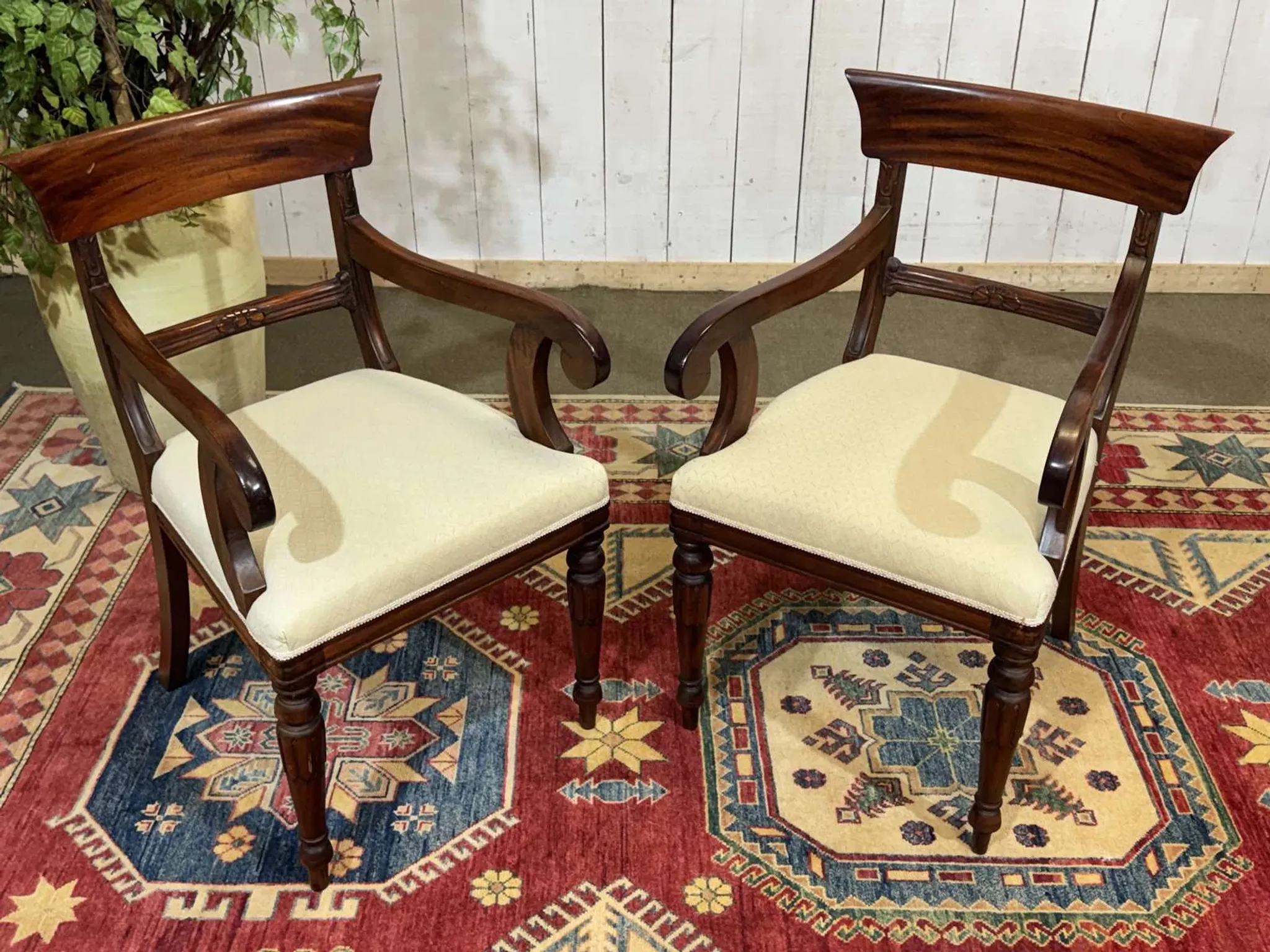 Set of 2 armchairs and 6 English mahogany chairs from the 1950s.