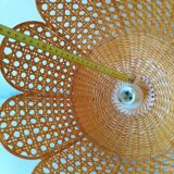 Lustre forme fleur en rotin