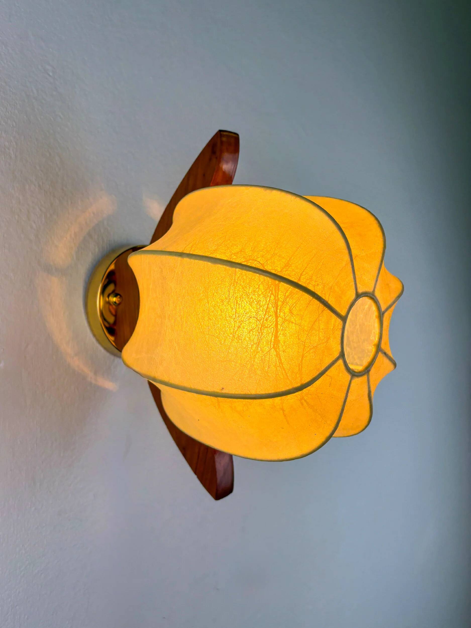 Italian "Cocoon" wall light, resin and pine wood, 1970s