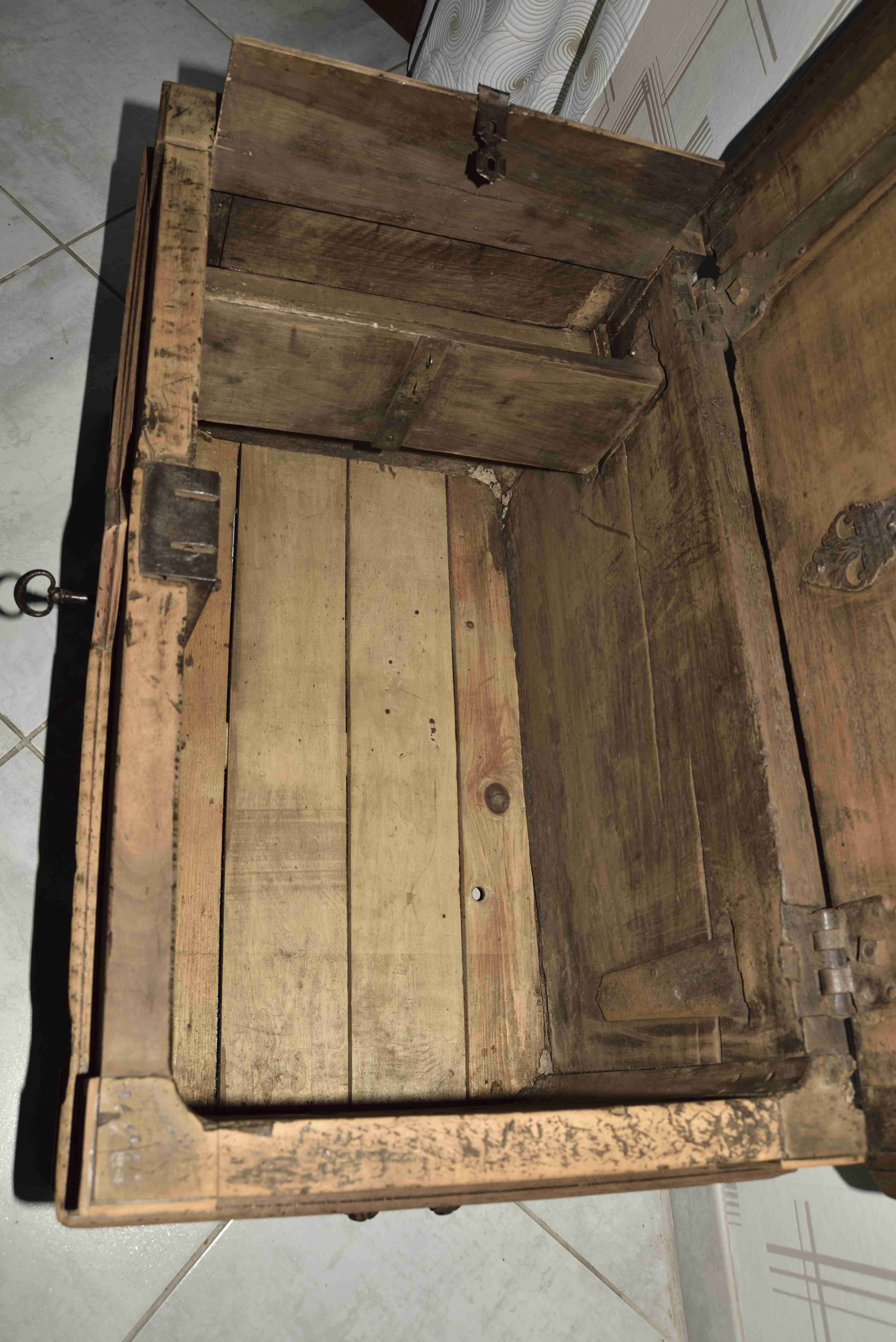 Oak chest early XVIIIth