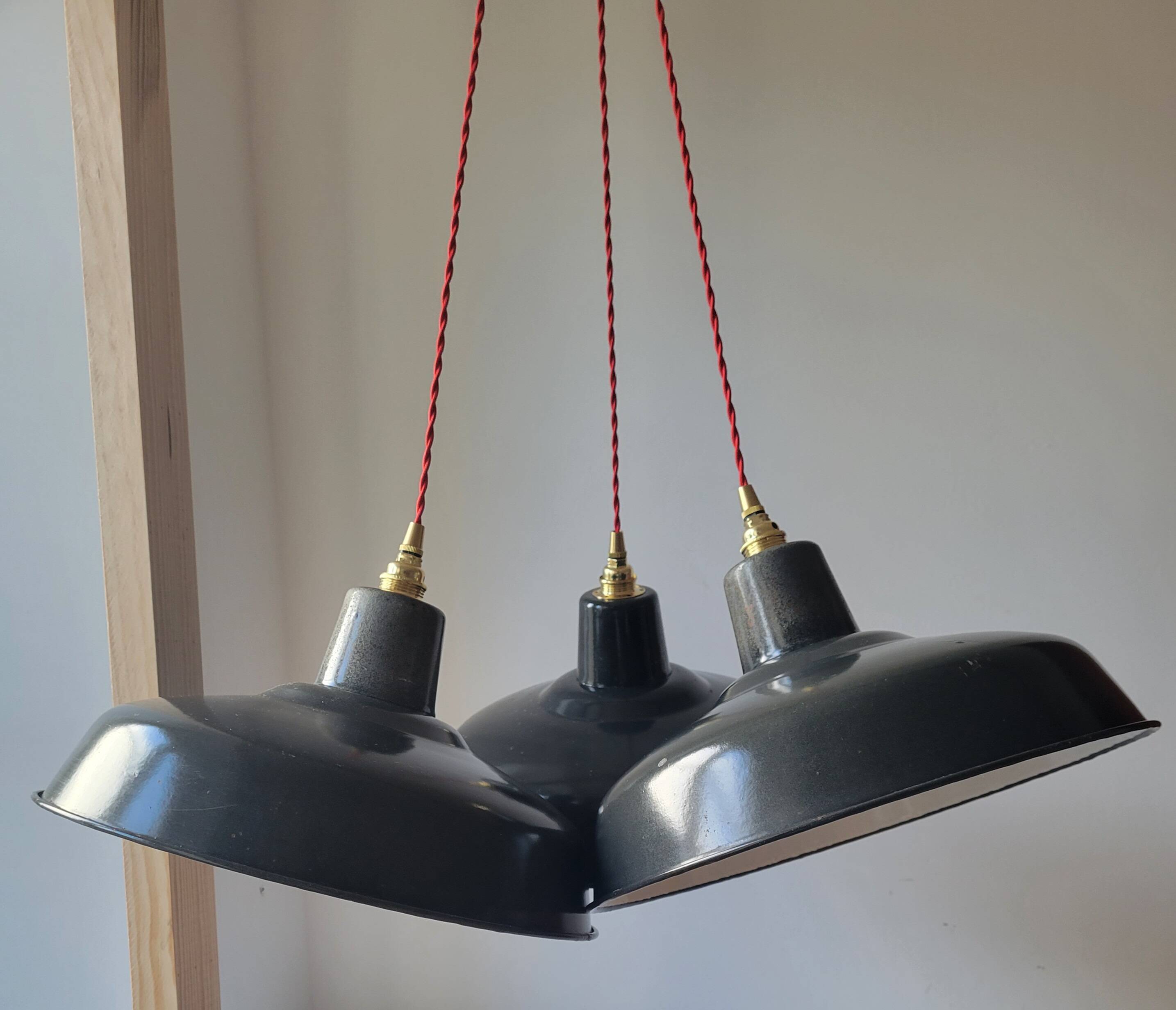 Trio de suspensions d'atelier en tôle émaillée
