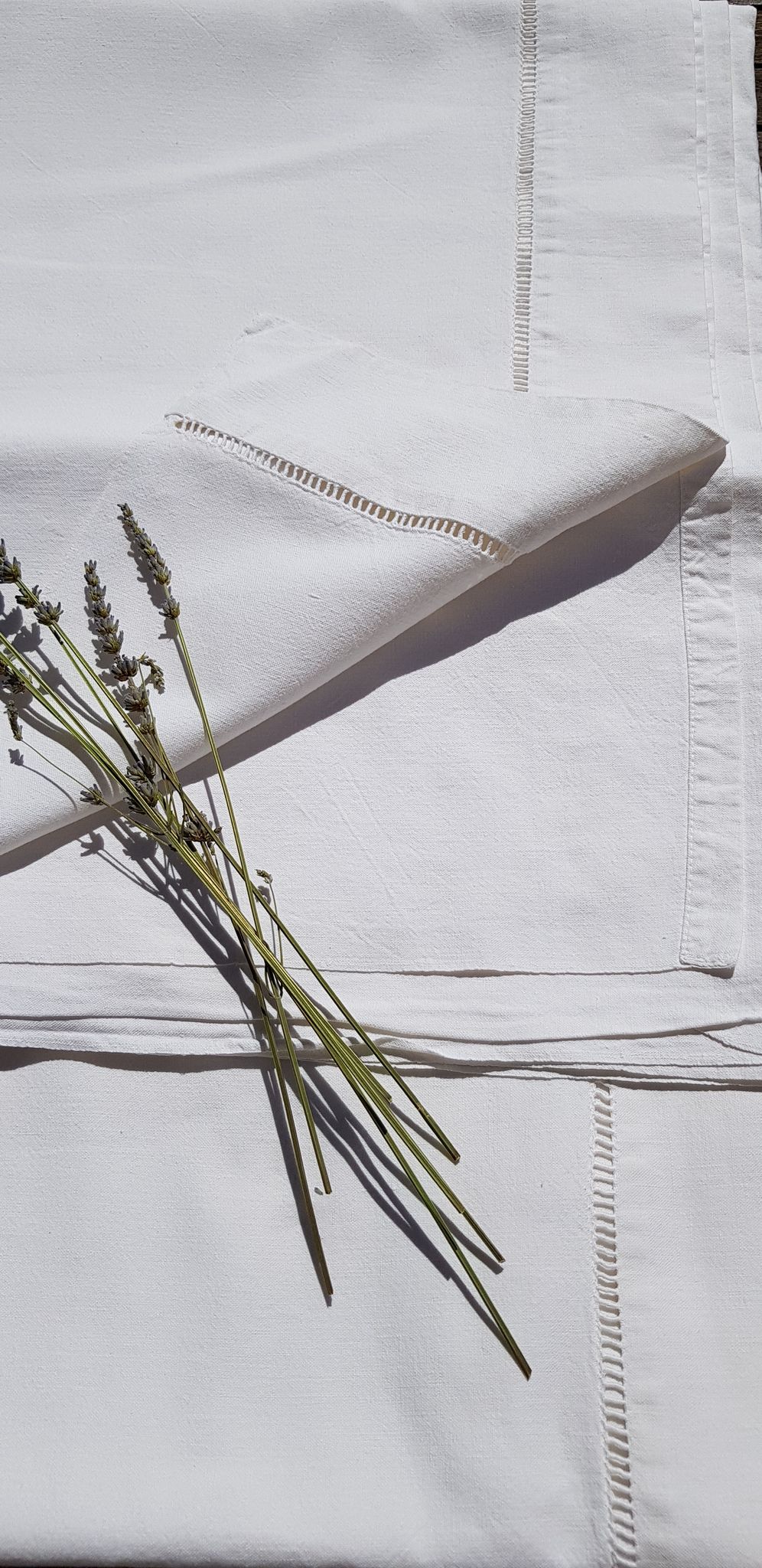 Drap monogramme AD brodé