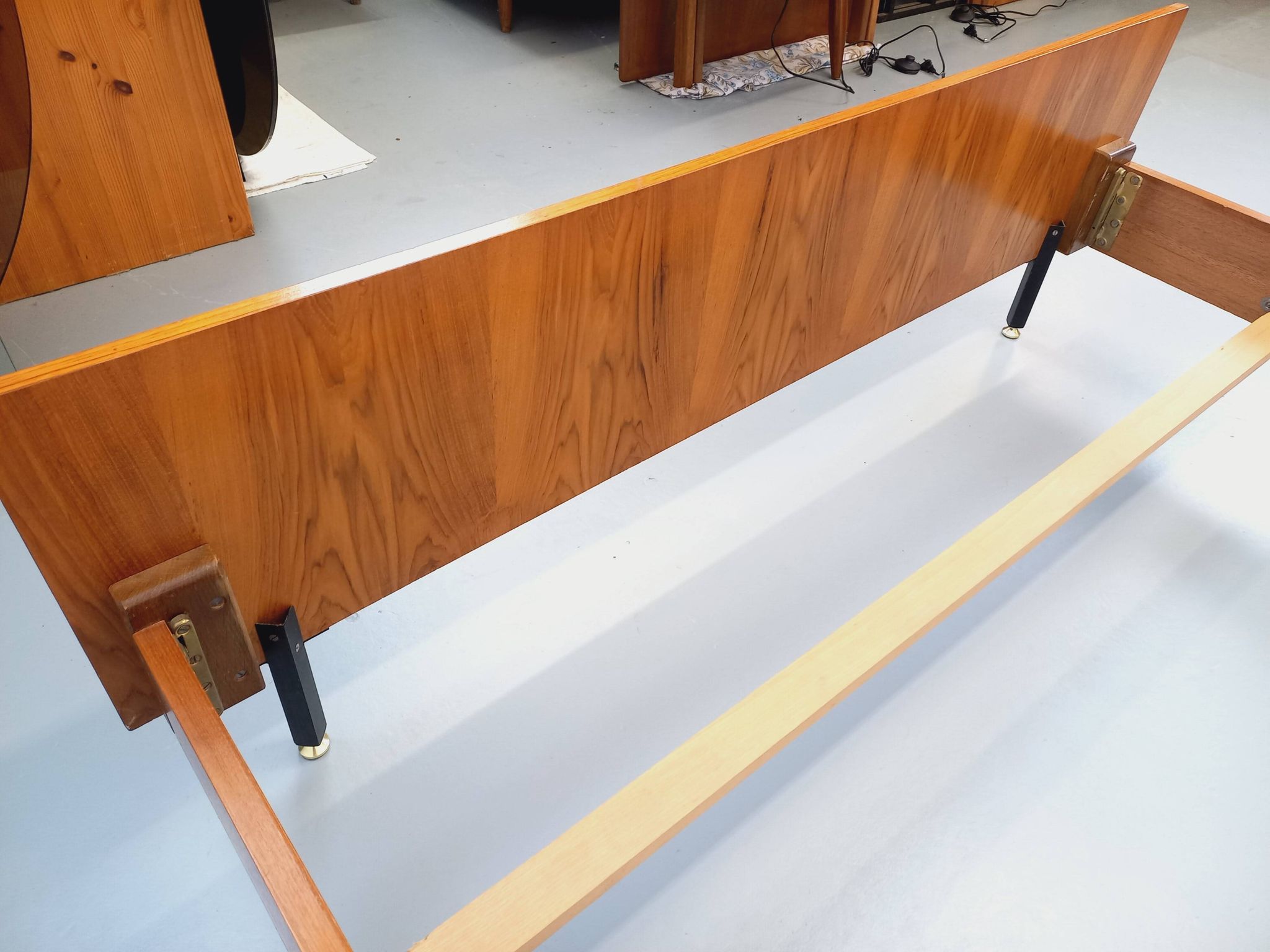 Double bed vintage modernist in teak and black metal from the 1960s with bedside tables.
