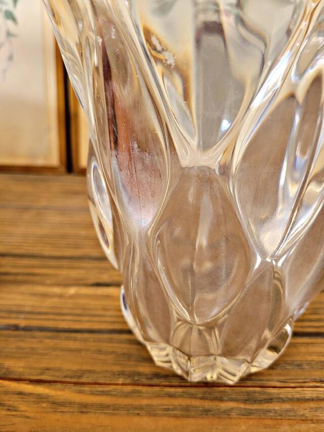 Flared glass vase in the shape of a flower / corolla, bubble effect in the style of Vannes art.