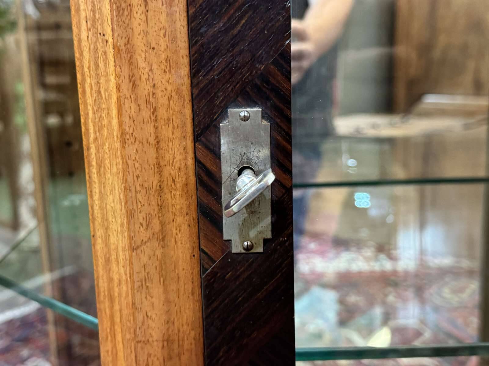 Vitrine Art déco en acajou, palissandre et dessus marbre blanc