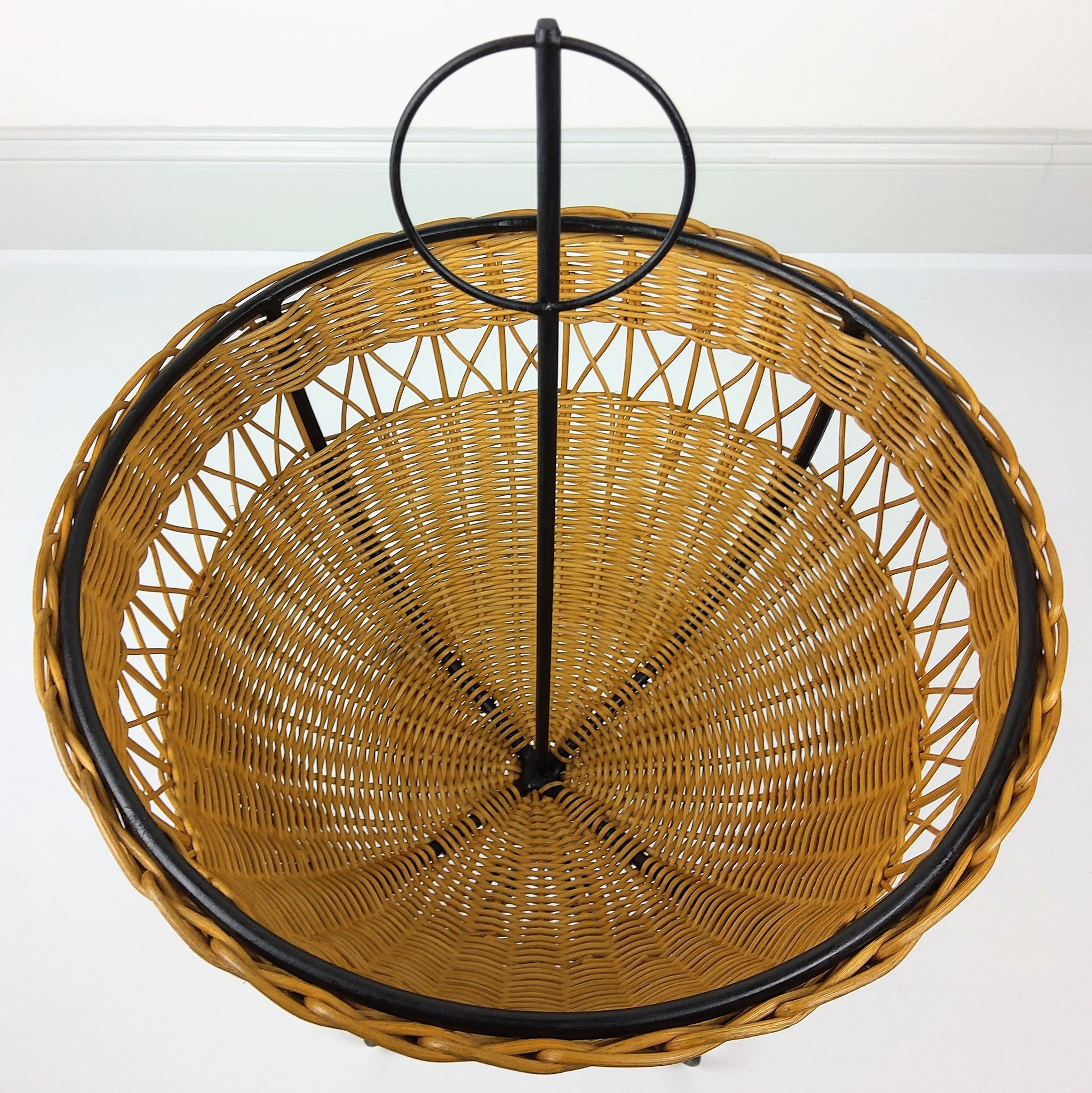 Corbeille rotin et pied métal noir 1950