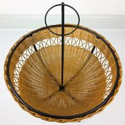 Corbeille rotin et pied métal noir 1950