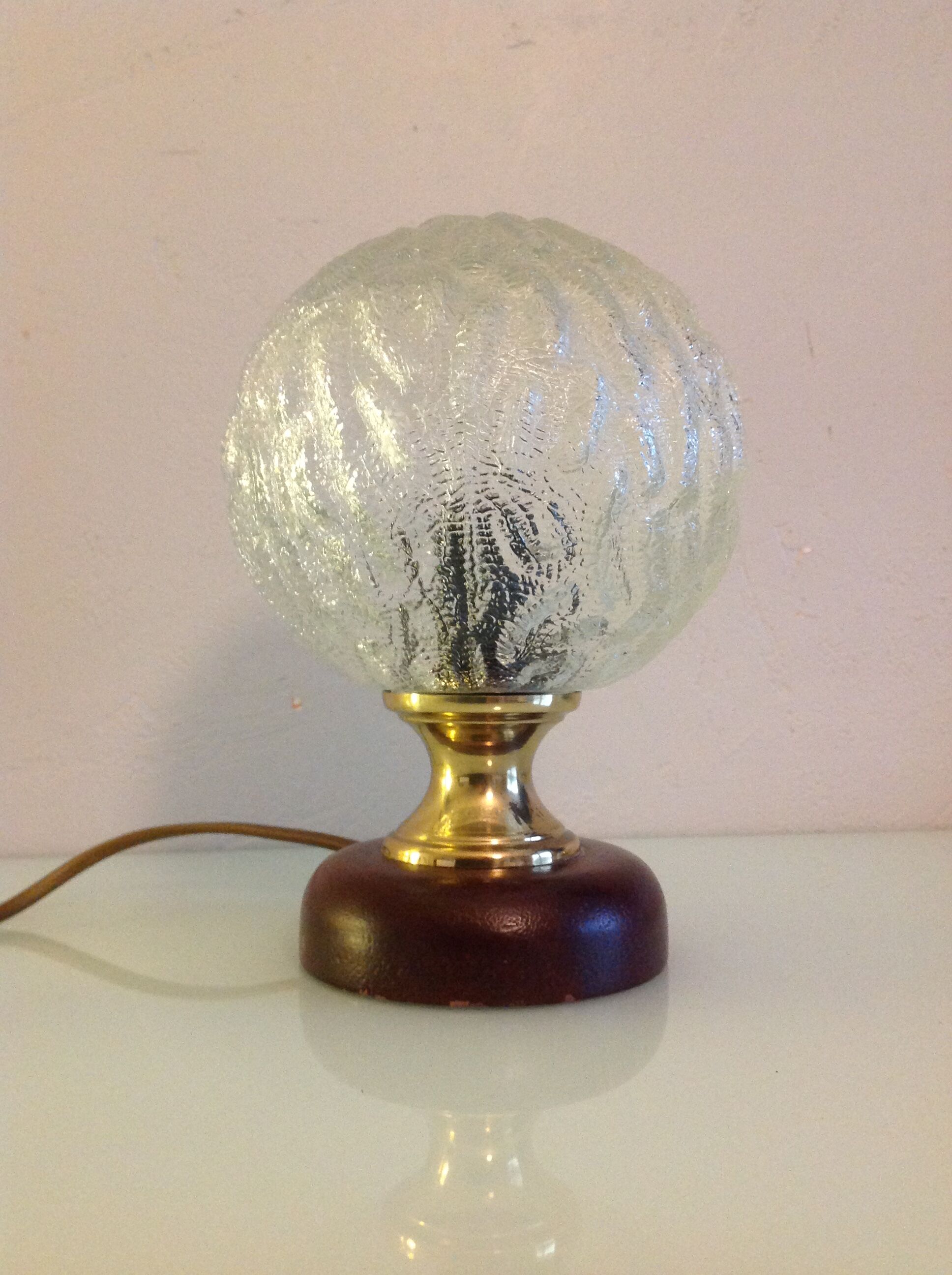 Structured glass bedside lamp and wooden foot / vintage 60s-70s