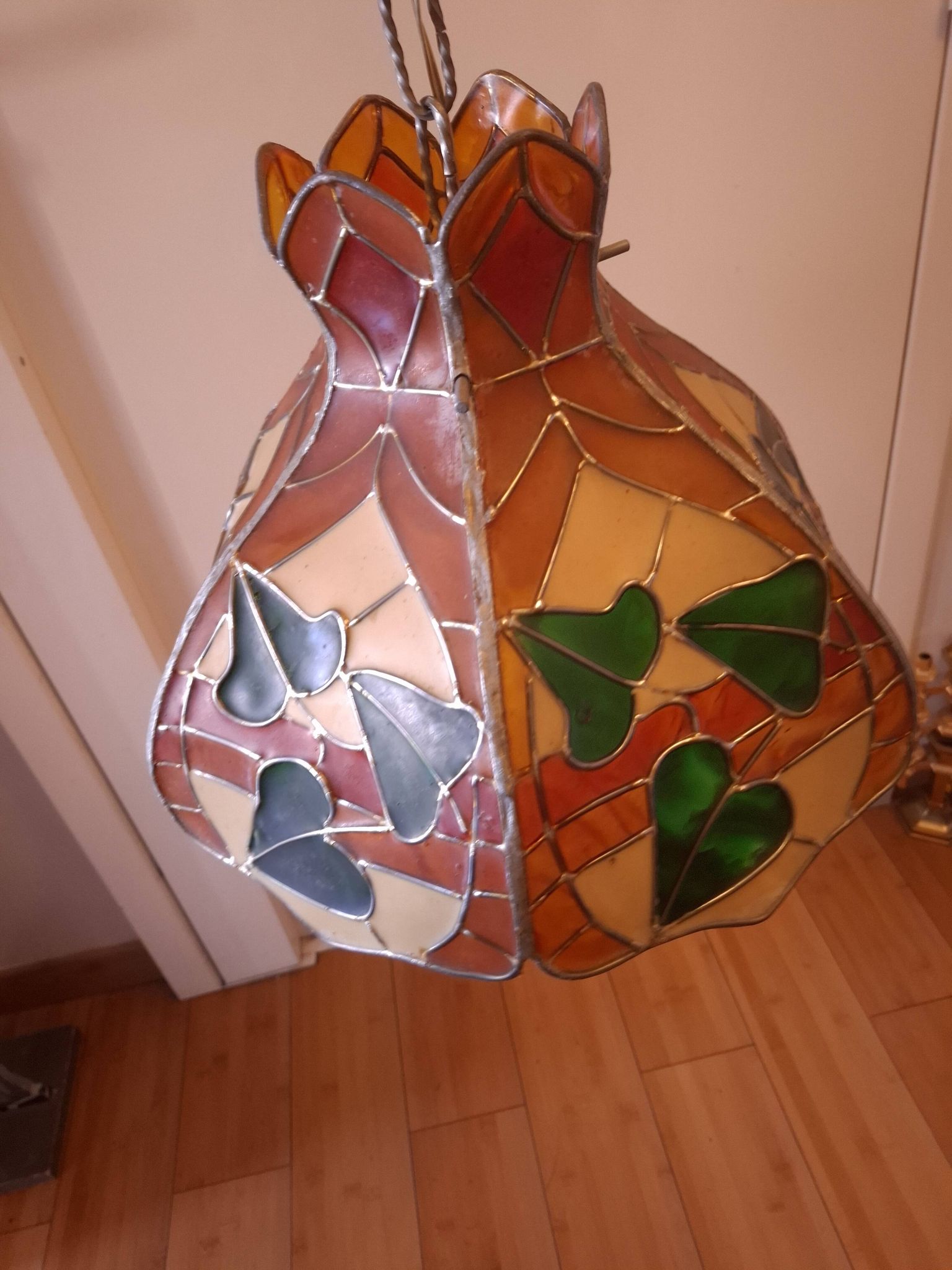 Tiffany-style stained glass pendant light