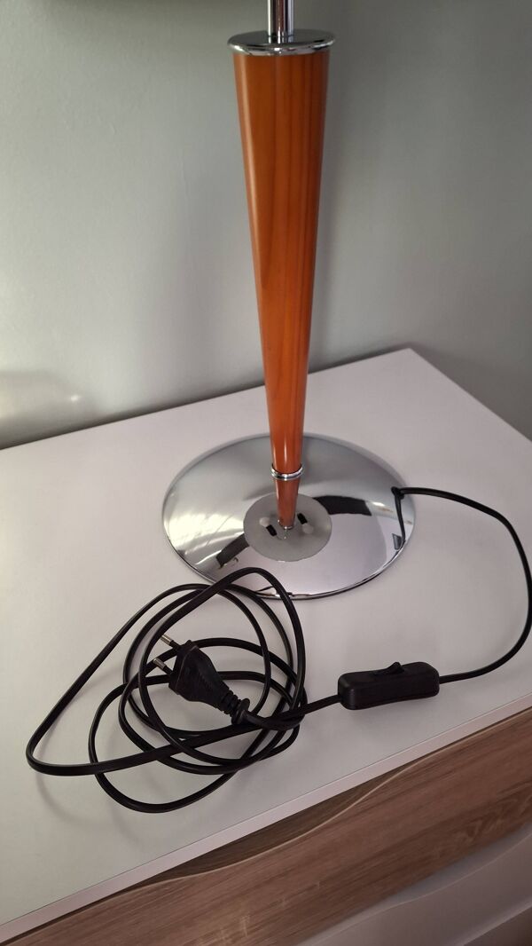 Lampe de table champignon dite '' Paquebot '' et métal chromé. F-Line