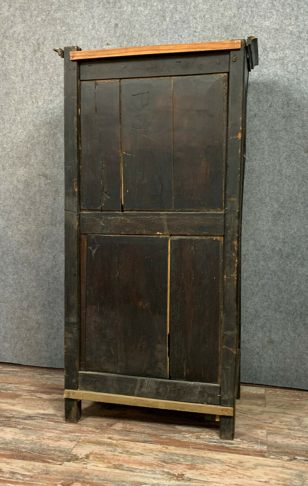 Old Renaissance bonnetière in solid oak with brown patina around 1750