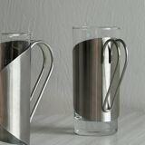 2 verres avec des poignées en métal, inox.