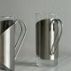 2 verres avec des poignées en métal, inox.