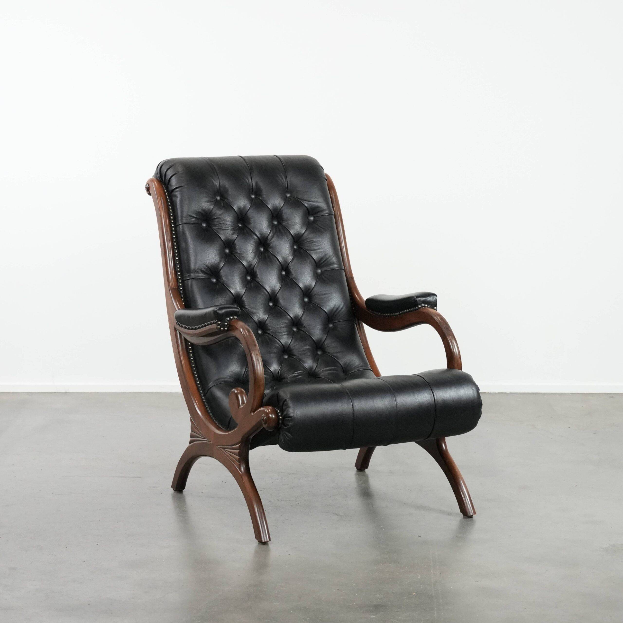 Fauteuil chesterfield en cuir de vachette noir classique et confortable