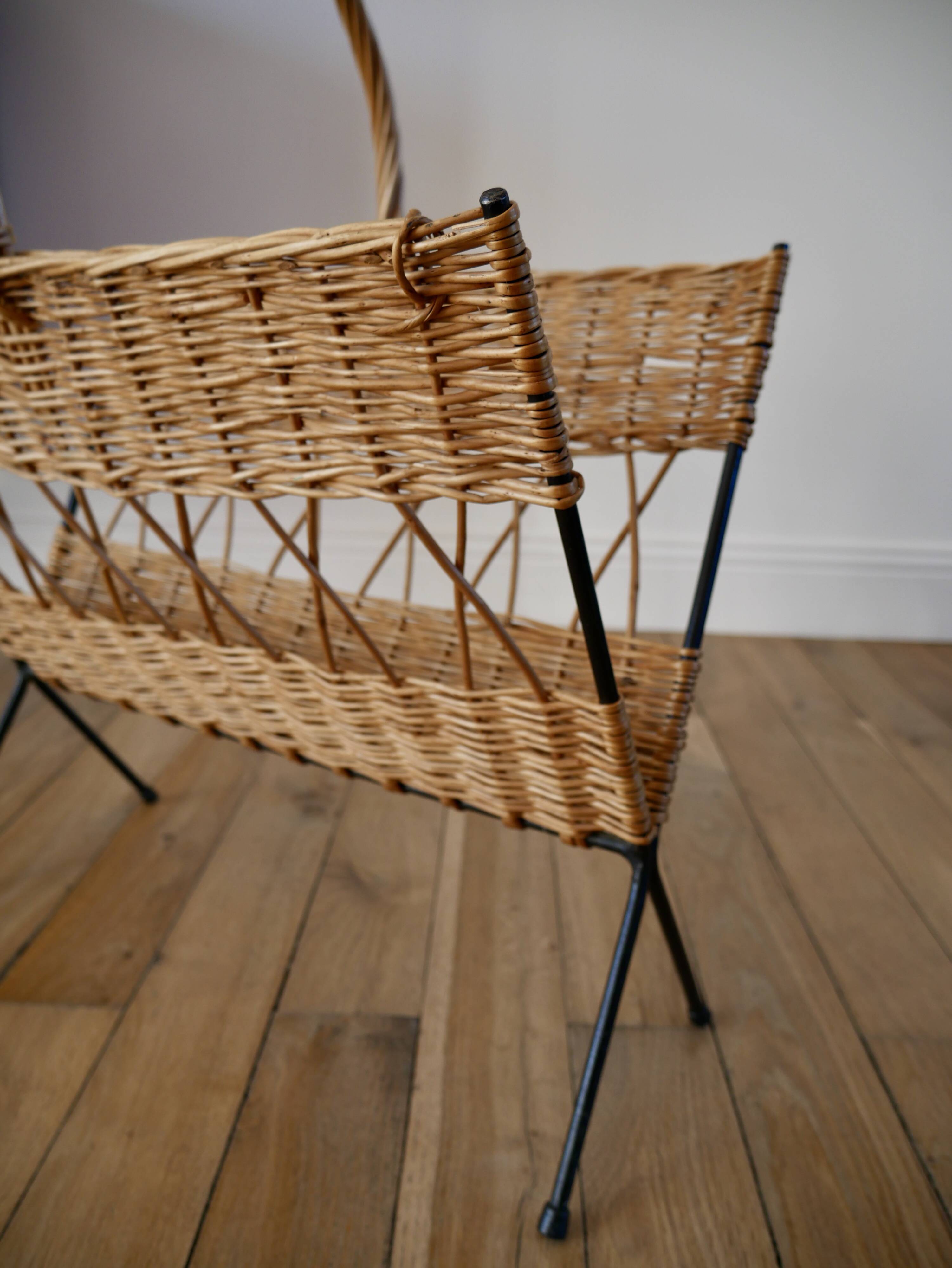Magazine rack in rattan and black metal 70s design