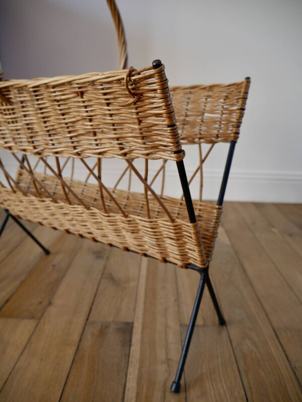 Porte-revue en rotin et métal noir design années 70