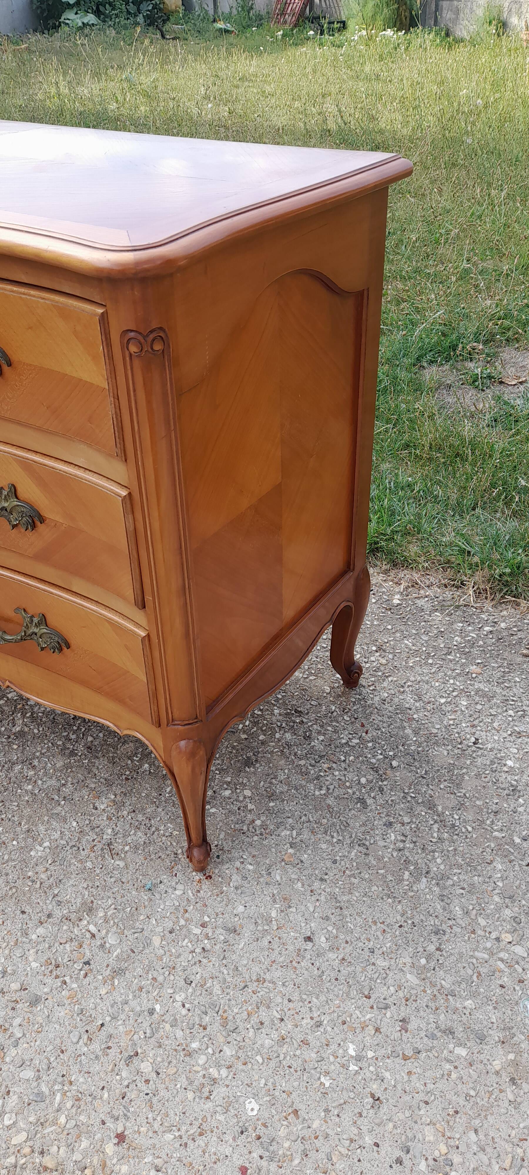 Commode 3 tiroirs teinté merisier style Louis XVI  avec clé