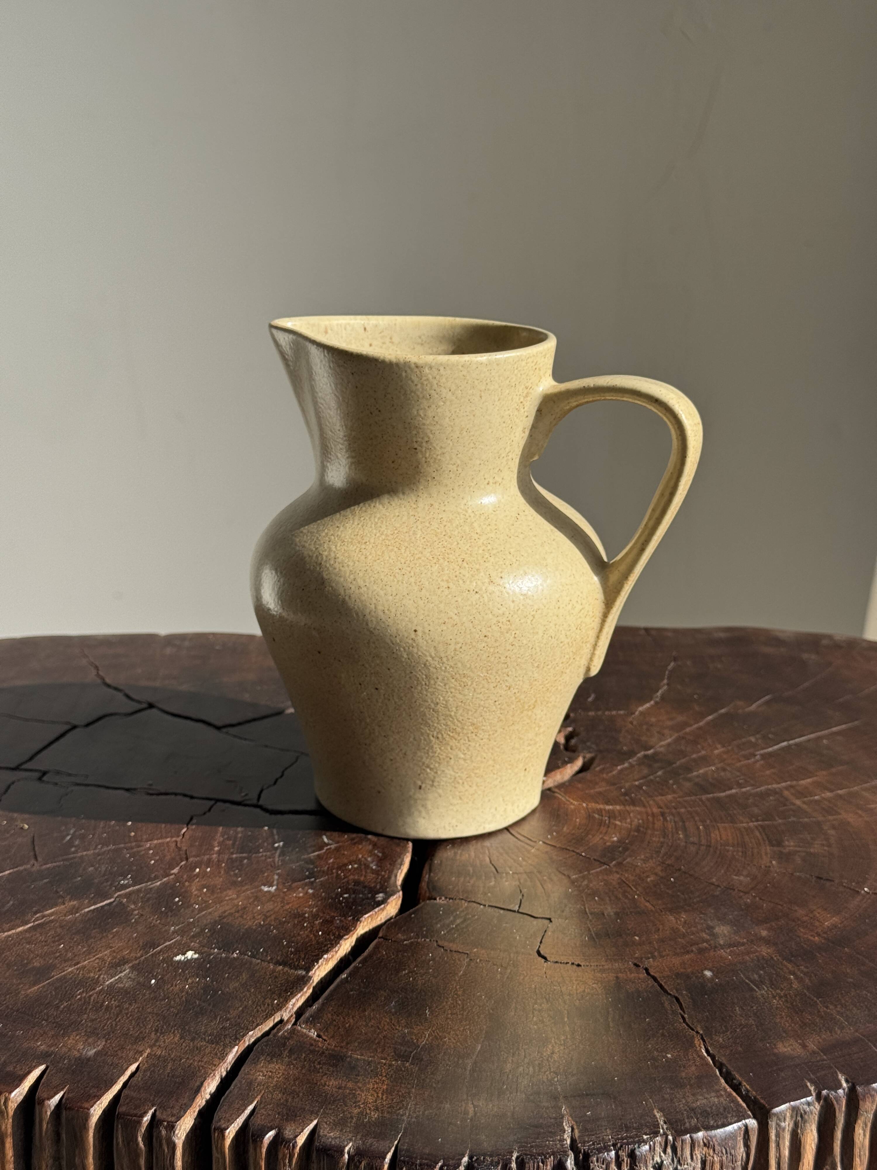 Small beige stoneware jug H14 L15